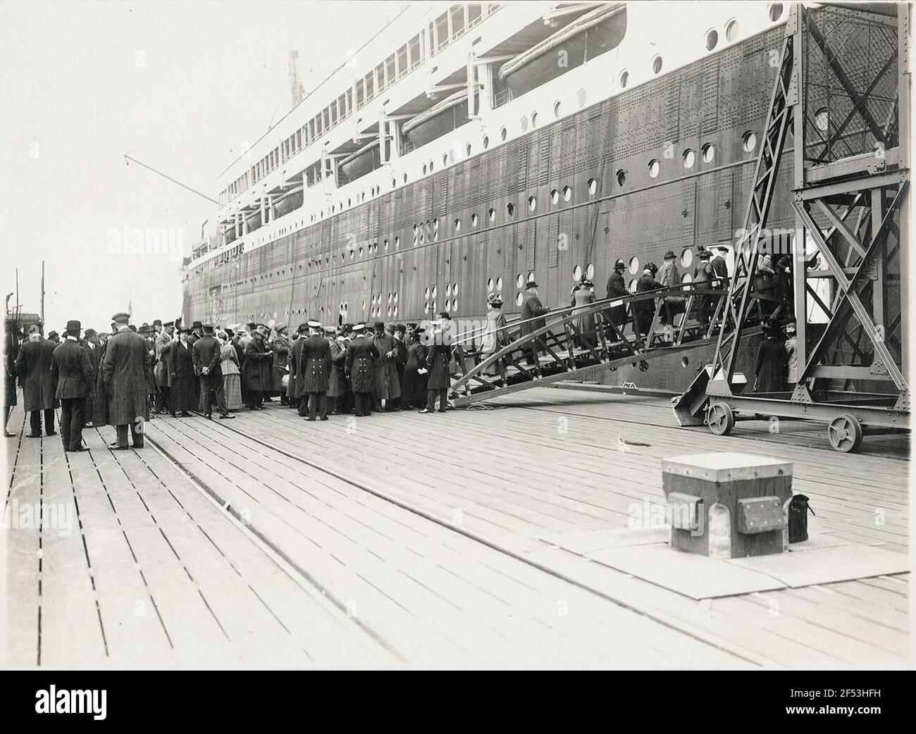 Viaggi nel mondo, vaporetto passeggeri in alto mare della linea Amburgo-America. I turisti vanno a bordo di una nave da crociera, probabilmente la Cleveland Foto Stock
