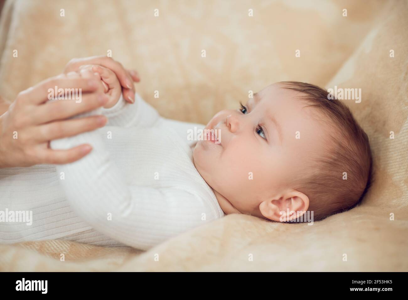 Gioire le mani del bambino mentente e delle madri Foto Stock