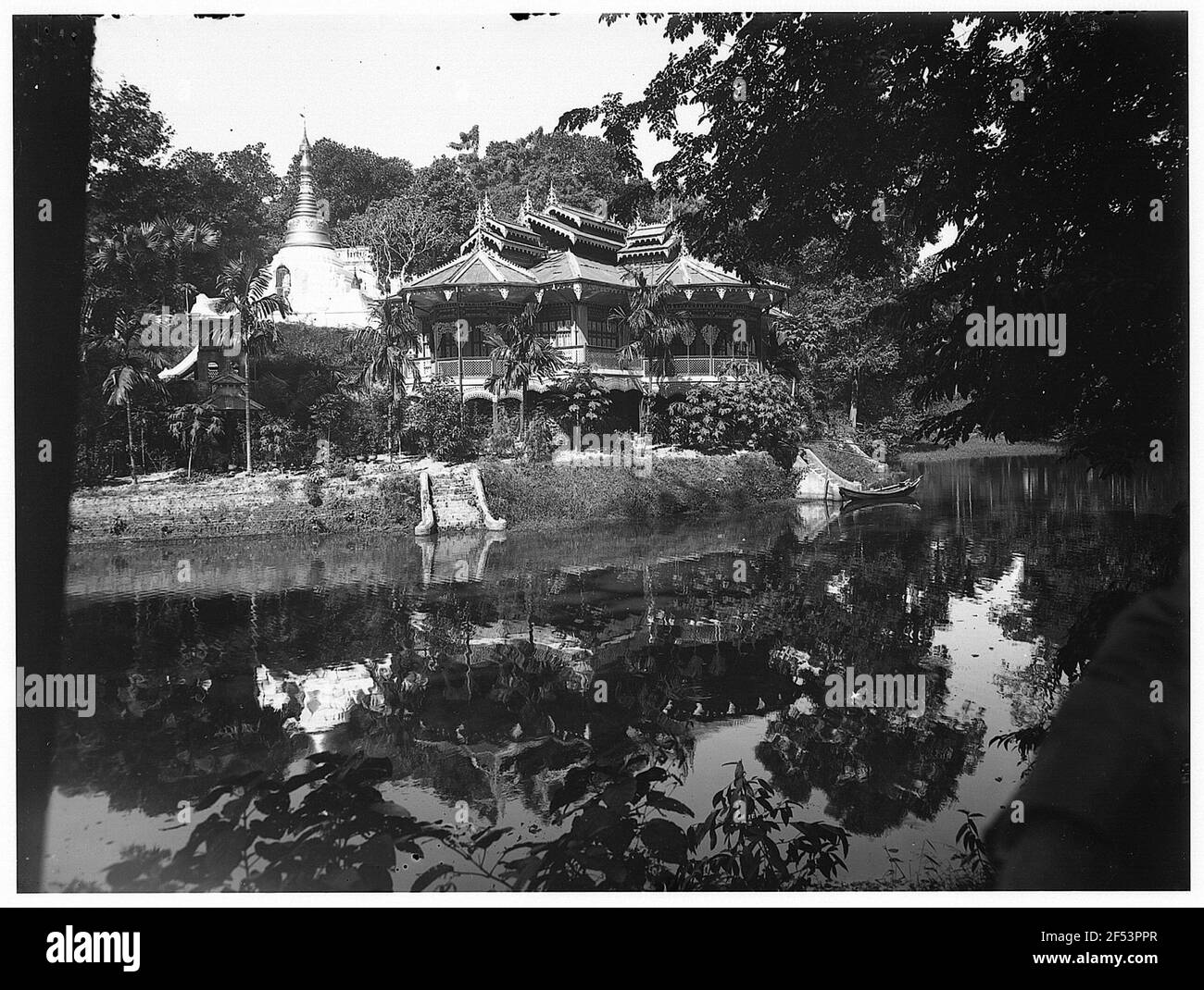 Rangonn, Birmania. Residenza privata sul fiume, accanto alla piccola pagoda Foto Stock