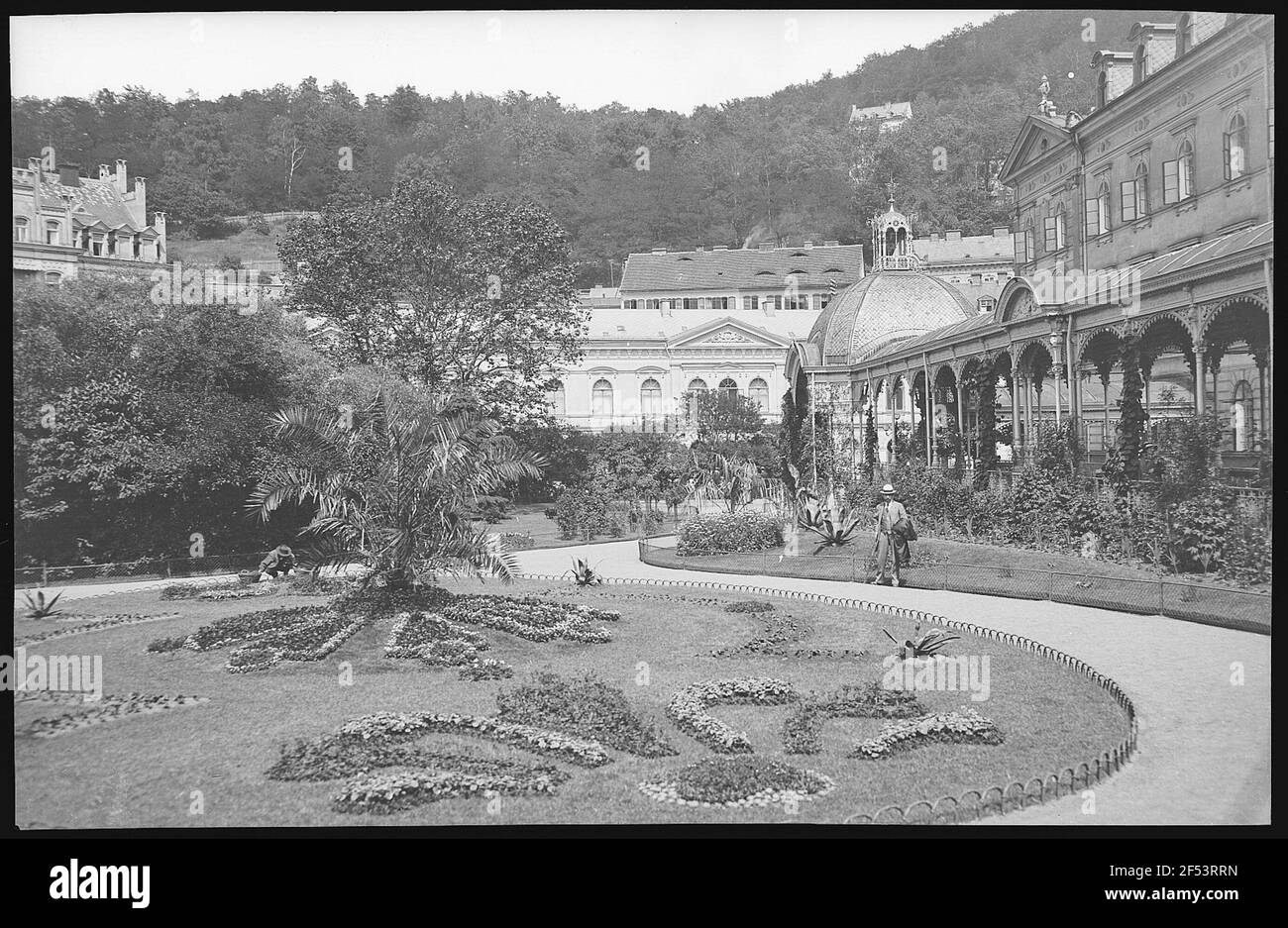 Carlsbad. Parco cittadino e Kaiserbrunnen con parco termale colonnato (1880) Foto Stock