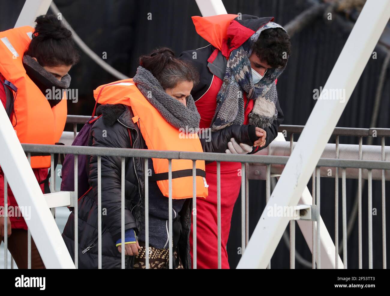 Un gruppo di persone che si pensa siano migranti viene portato a dover, Kent, dagli ufficiali della Border Force a seguito di un piccolo incidente in barca nella Manica. La sottosegretario agli interni Priti Patel ha dichiarato che non si scuserà per norme più severe in materia di immigrazione, annunciando "la più grande revisione del sistema di asilo britannico negli ultimi decenni". Il nuovo piano per l'immigrazione della sig.ra Patel, che illustra in dettaglio come il governo intende affrontare le persone che entrano nel Regno Unito "illegalmente", sarà presentato oggi. Data immagine: Mercoledì 24 marzo 2021. Foto Stock