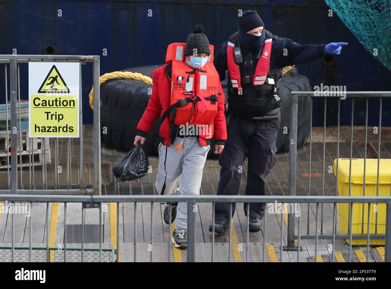 Un gruppo di persone che si pensa siano migranti viene portato a dover, Kent, dagli ufficiali della Border Force a seguito di un piccolo incidente in barca nella Manica. La sottosegretario agli interni Priti Patel ha dichiarato che non si scuserà per norme più severe in materia di immigrazione, annunciando "la più grande revisione del sistema di asilo britannico negli ultimi decenni". Il nuovo piano per l'immigrazione della sig.ra Patel, che illustra in dettaglio come il governo intende affrontare le persone che entrano nel Regno Unito "illegalmente", sarà presentato oggi. Data immagine: Mercoledì 24 marzo 2021. Foto Stock