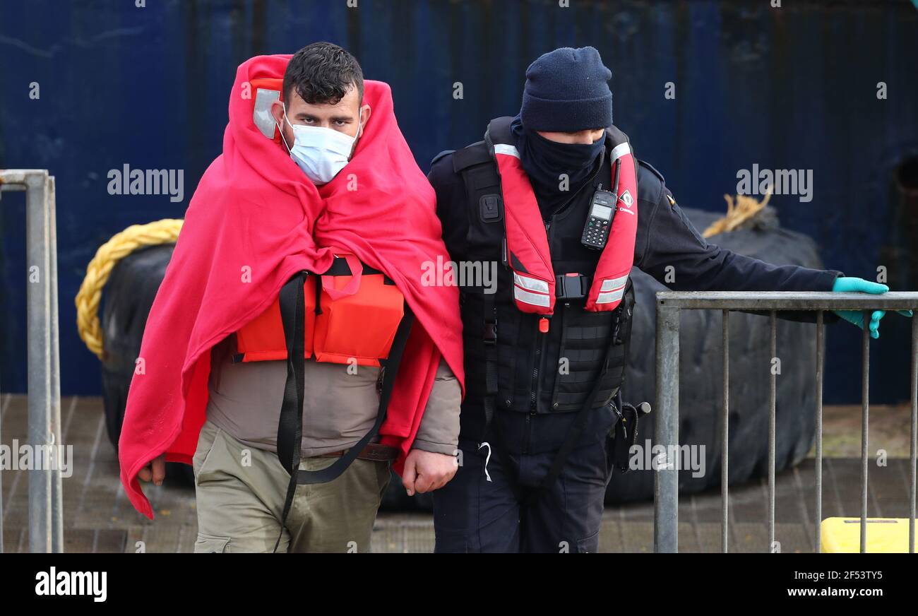 Un gruppo di persone che si pensa siano migranti viene portato a dover, Kent, dagli ufficiali della Border Force a seguito di un piccolo incidente in barca nella Manica. La sottosegretario agli interni Priti Patel ha dichiarato che non si scuserà per norme più severe in materia di immigrazione, annunciando "la più grande revisione del sistema di asilo britannico negli ultimi decenni". Il nuovo piano per l'immigrazione della sig.ra Patel, che illustra in dettaglio come il governo intende affrontare le persone che entrano nel Regno Unito "illegalmente", sarà presentato oggi. Data immagine: Mercoledì 24 marzo 2021. Foto Stock