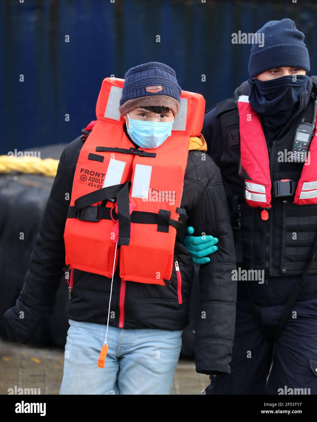 Un gruppo di persone che si pensa siano migranti viene portato a dover, Kent, dagli ufficiali della Border Force a seguito di un piccolo incidente in barca nella Manica. La sottosegretario agli interni Priti Patel ha dichiarato che non si scuserà per norme più severe in materia di immigrazione, annunciando "la più grande revisione del sistema di asilo britannico negli ultimi decenni". Il nuovo piano per l'immigrazione della sig.ra Patel, che illustra in dettaglio come il governo intende affrontare le persone che entrano nel Regno Unito "illegalmente", sarà presentato oggi. Data immagine: Mercoledì 24 marzo 2021. Foto Stock