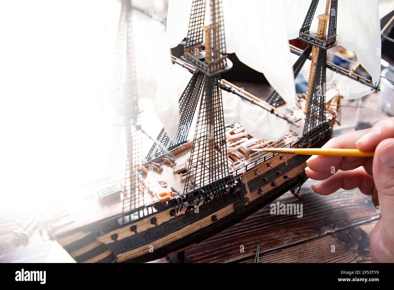 Modello Ship costruzione artigianale su tavolo con materiali diversi. Foto Stock