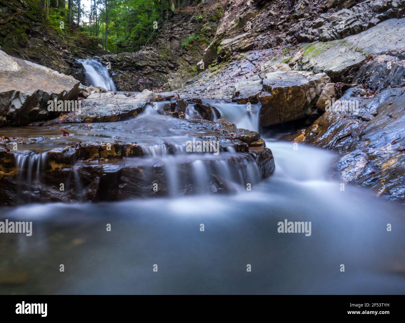 Bella cascata in Romania montagne Foto Stock