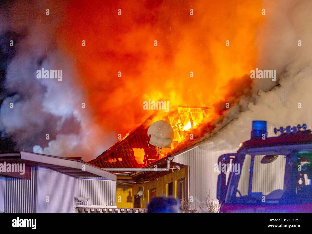 Malsch, Germania. 23 marzo 2021. Fiamme eruttano da un edificio di appartamenti. Dopo un incendio in un edificio di appartamenti, un uomo è stato arrestato per sospetto di arson. Credit: Aaron Klewer/Einsatzreport 24/dpa/Alamy Live News Foto Stock