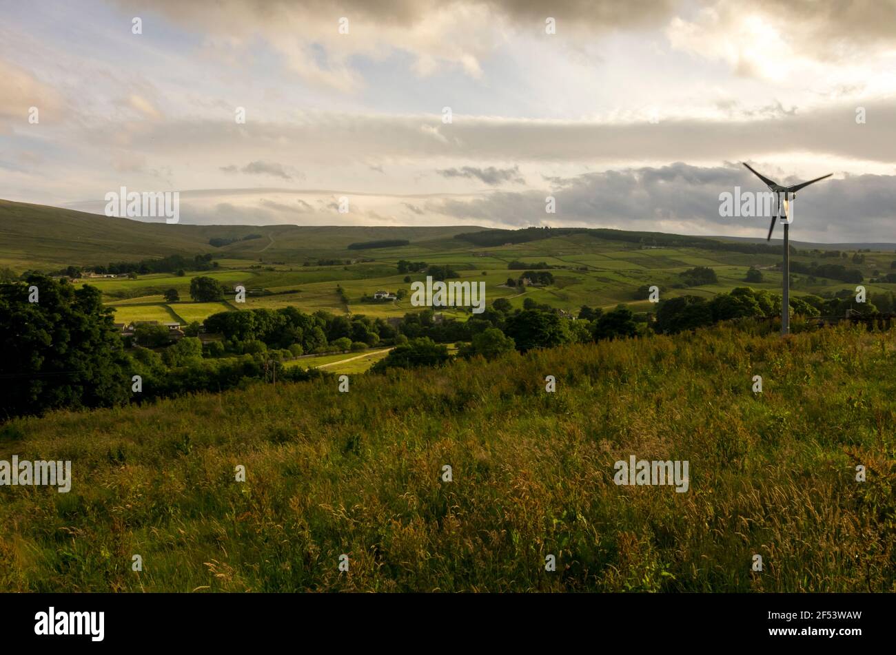 Colline, campi e una turbina eolica a Weardale, North Pennines, County Durham, Regno Unito Foto Stock