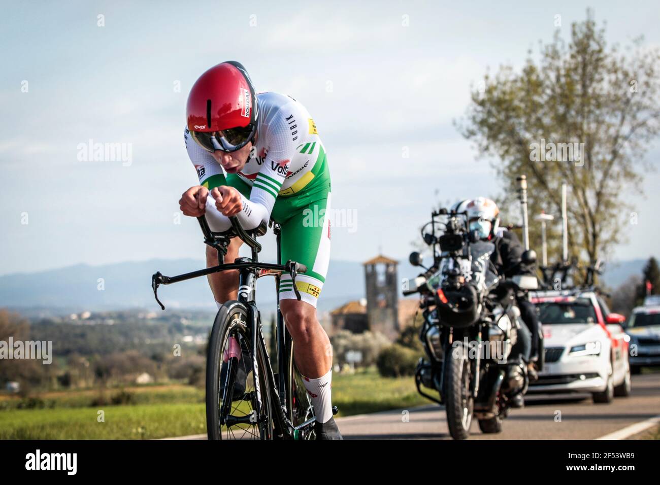 Volta Catalonia 23.3.2021- Andreas Kron cavalcando per il Team Lotto–Soudal nella prova a tempo di 18,5 km passando attraverso Fontcoberta vicino Banyoles, Spagna Foto Stock