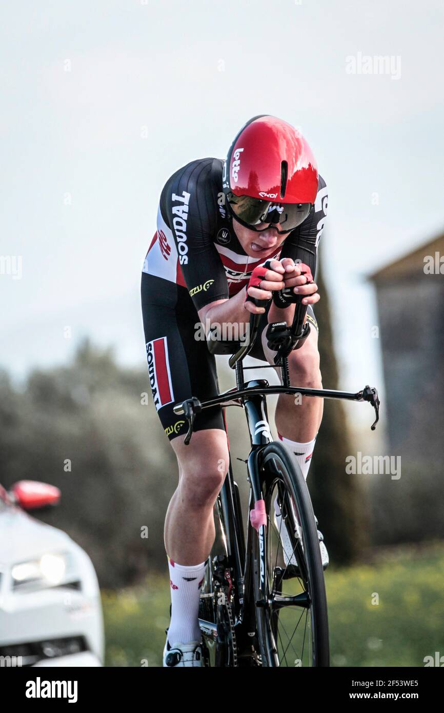 Volta Catalonia 23.3.2021- Maxim Van Gils in sella al Team Lotto-Soudal nella prova a tempo di 18,5 km vicino Banyoles, Spagna Foto Stock