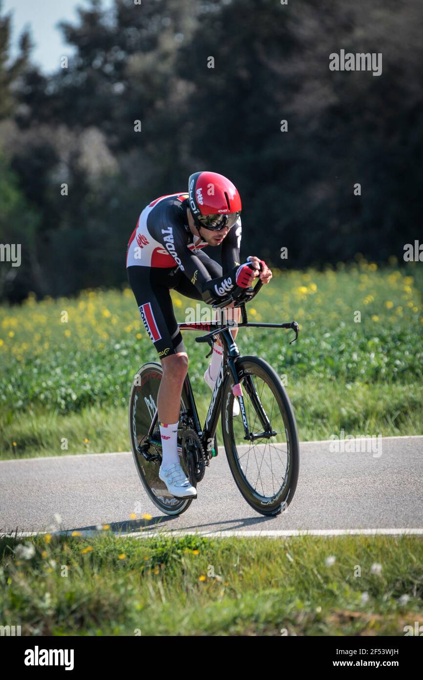 Volta Catalonia 23.3.2021- Steff Cras in sella al Team lotto–Soudal nella prova a tempo di 18,5 km che passa attraverso Fontcoberta vicino Banyoles, Spagna Foto Stock