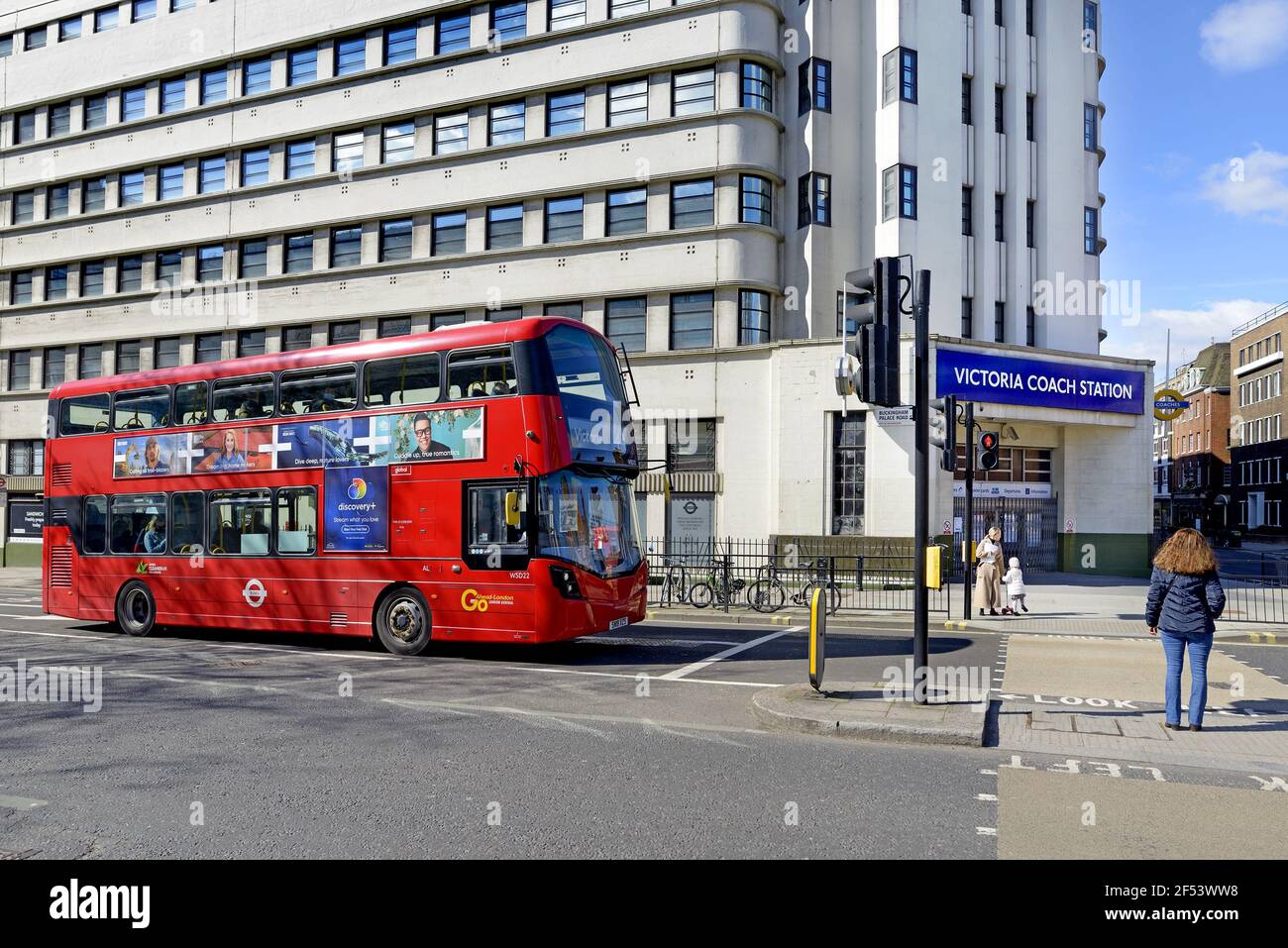 Londra, Inghilterra, Regno Unito. Autobus a due piani che passa dalla stazione degli autobus Victoria a Buckingham Palace Road Foto Stock