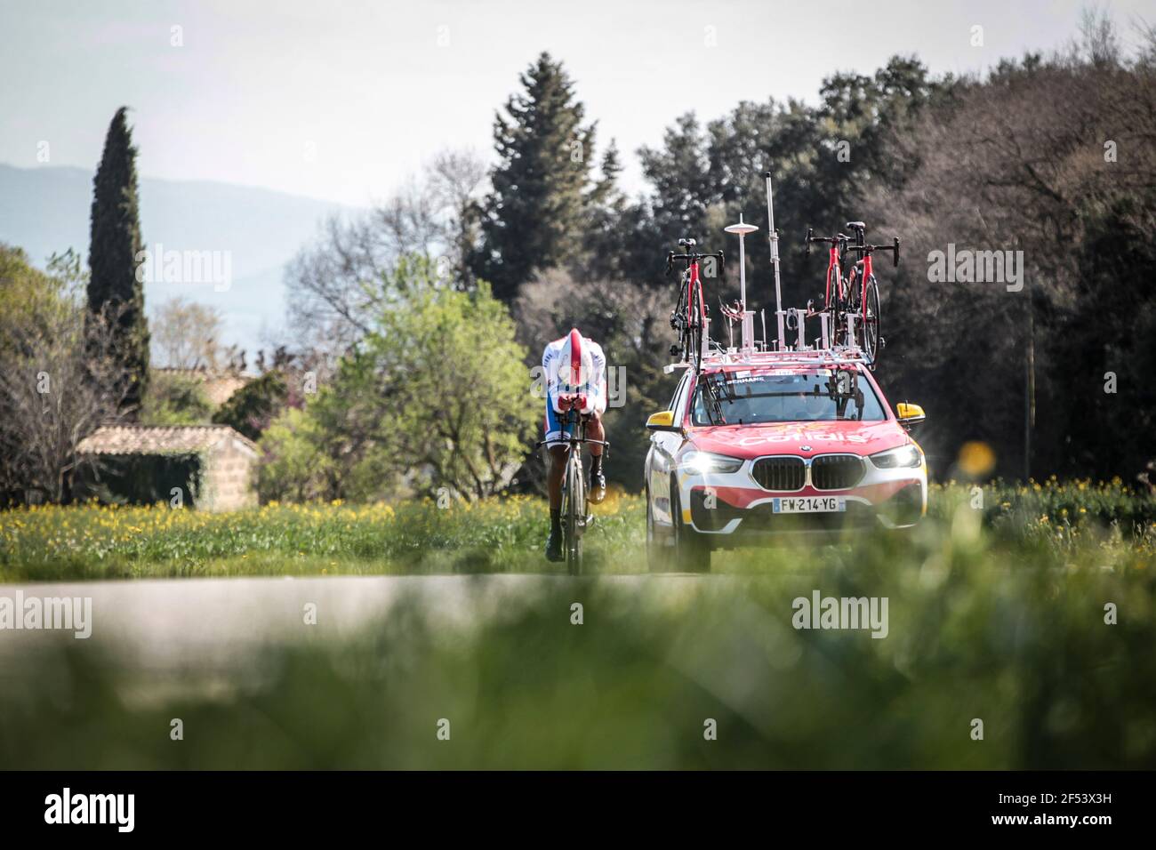 Volta Catalonia 23.3.2021 - Natnael Berhane del team Cofidis in gara nel cronometro passando attraverso Fontcoberta vicino Banyoles, Spagna Foto Stock