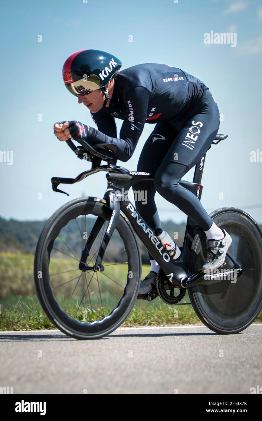 Volta Catalonia 23.3.2021- Geraint Thomas guida per il Team Ineos Grenadiers nella prova a tempo di 18,5 km passando attraverso Fontcoberta vicino Banyoles, Spagna Foto Stock