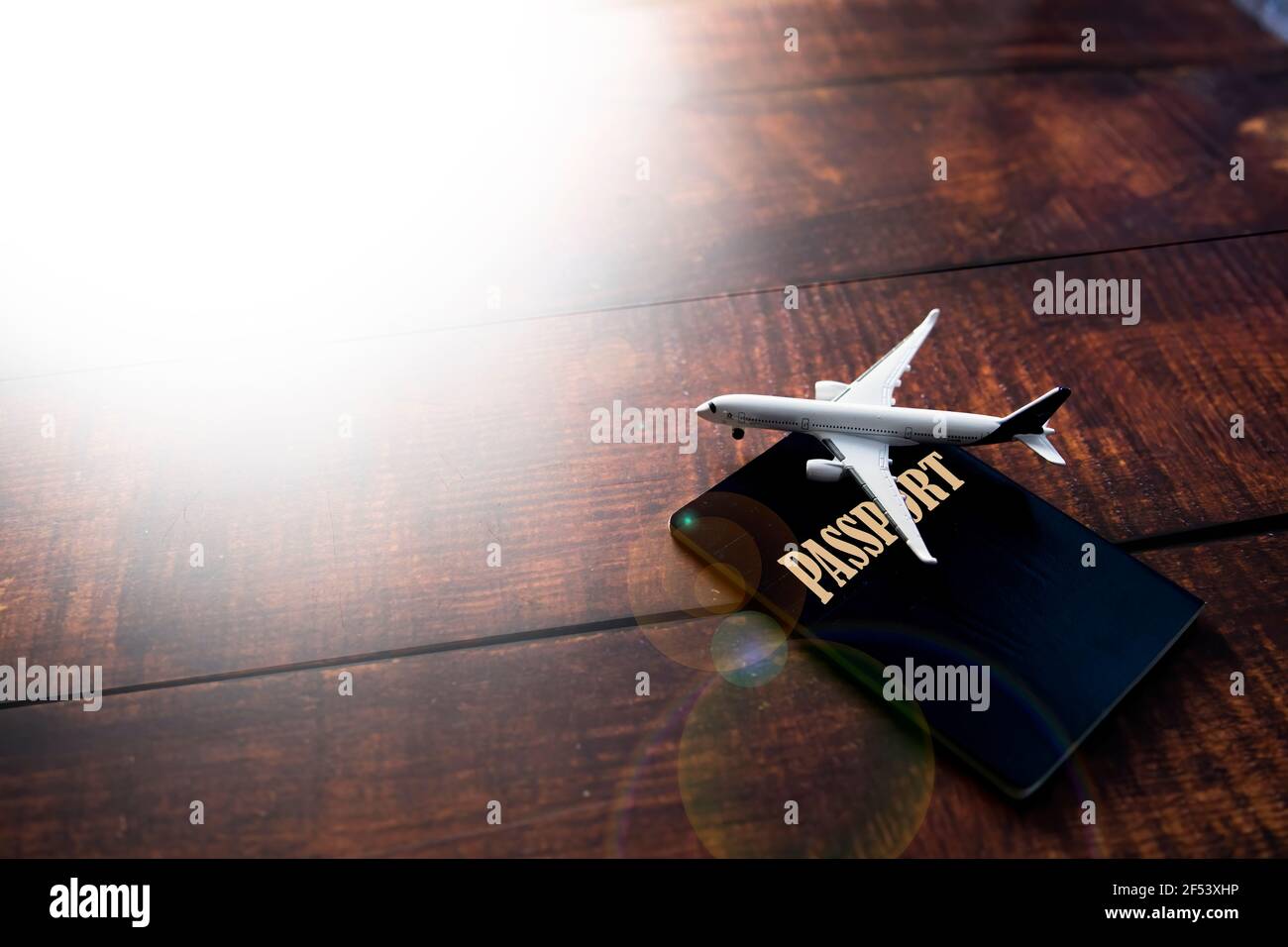 Tema lavoratore migrante Passport e aereo giocattolo con flare lente Foto Stock