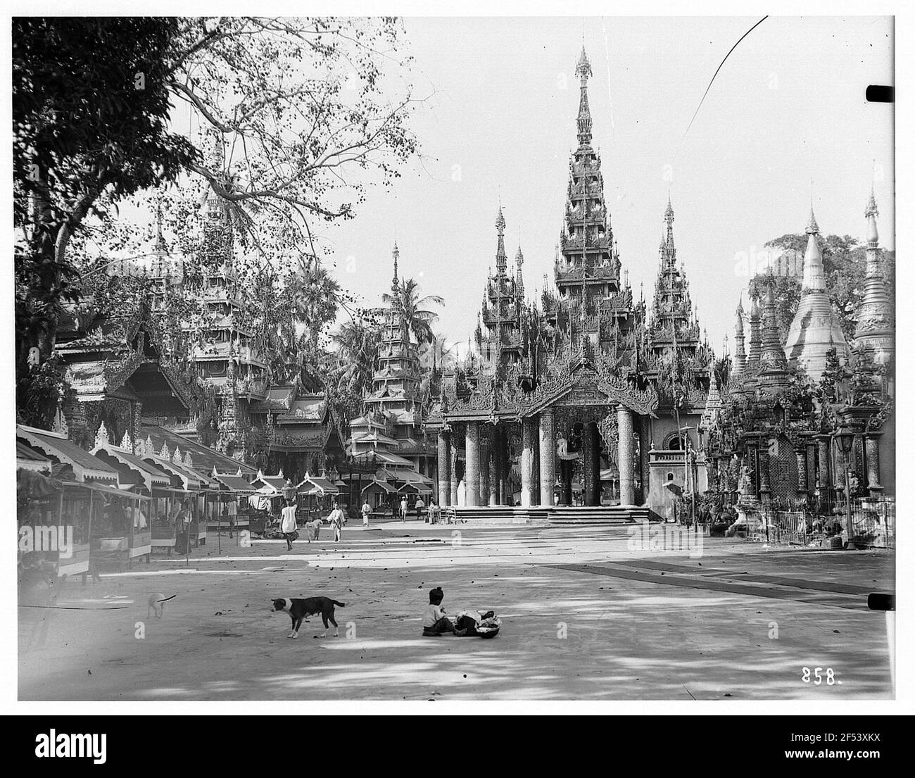 Rangonn, Birmania. Pagoda di Shwedagon. Vista della pianta del tempio con la gente del posto prima delle bancarelle Foto Stock