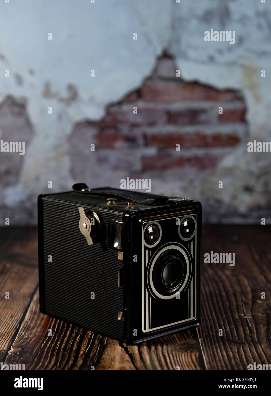 La vita morta con le fotocamere nostalgiche e Box la varietà senza tempo di vecchie fotocamere antiche. Foto Stock