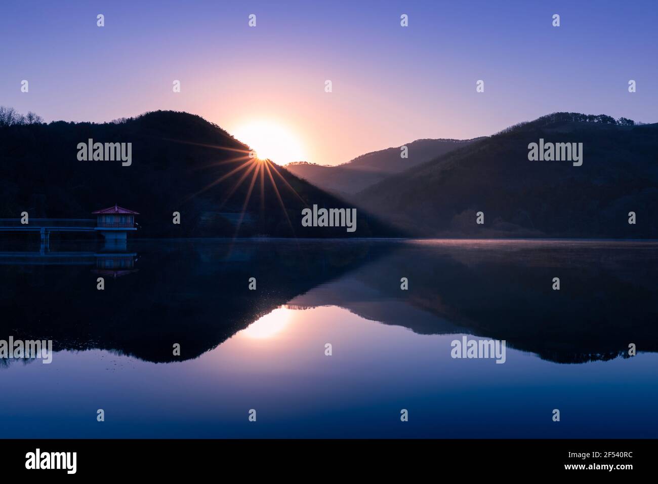Lago alba, nebbia d'acqua, riflessione. Seosan-si, Chungcheongnam-do, Repubblica di Corea Foto Stock