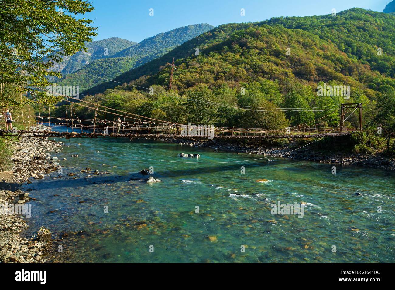 Ponte sospeso sul fiume di montagna Bzyb. Abkhazia, la strada per il lago di Ritsa. Foto Stock