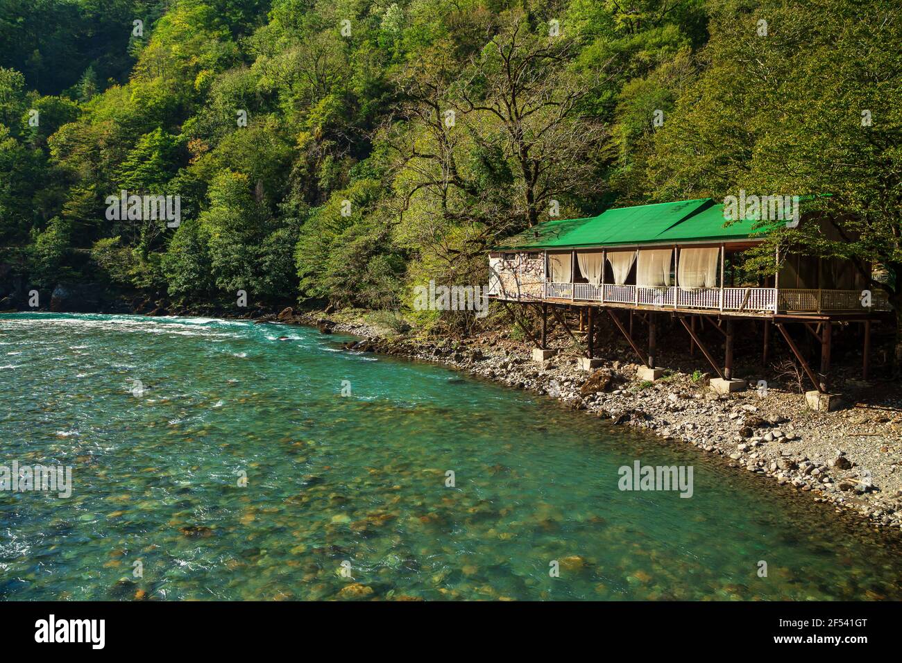 Ponte sospeso sul fiume di montagna Bzyb. Abkhazia, la strada per il lago di Ritsa. Foto Stock