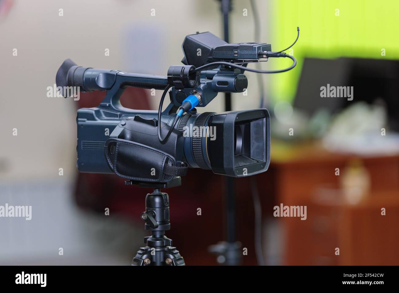 Videocamera professionale per regia, produzione di film e reportistica. Riprese di interviste con un treppiede Foto Stock