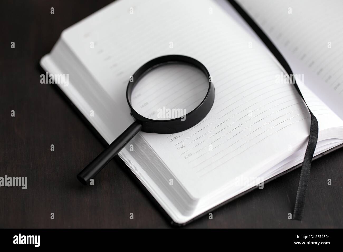 Apri pianificatore di giorni vuoto si trova sulla tabella nera. Nero su notebook. Gestione del tempo. Concetti di pianificazione dei processi aziendali. Foto Stock