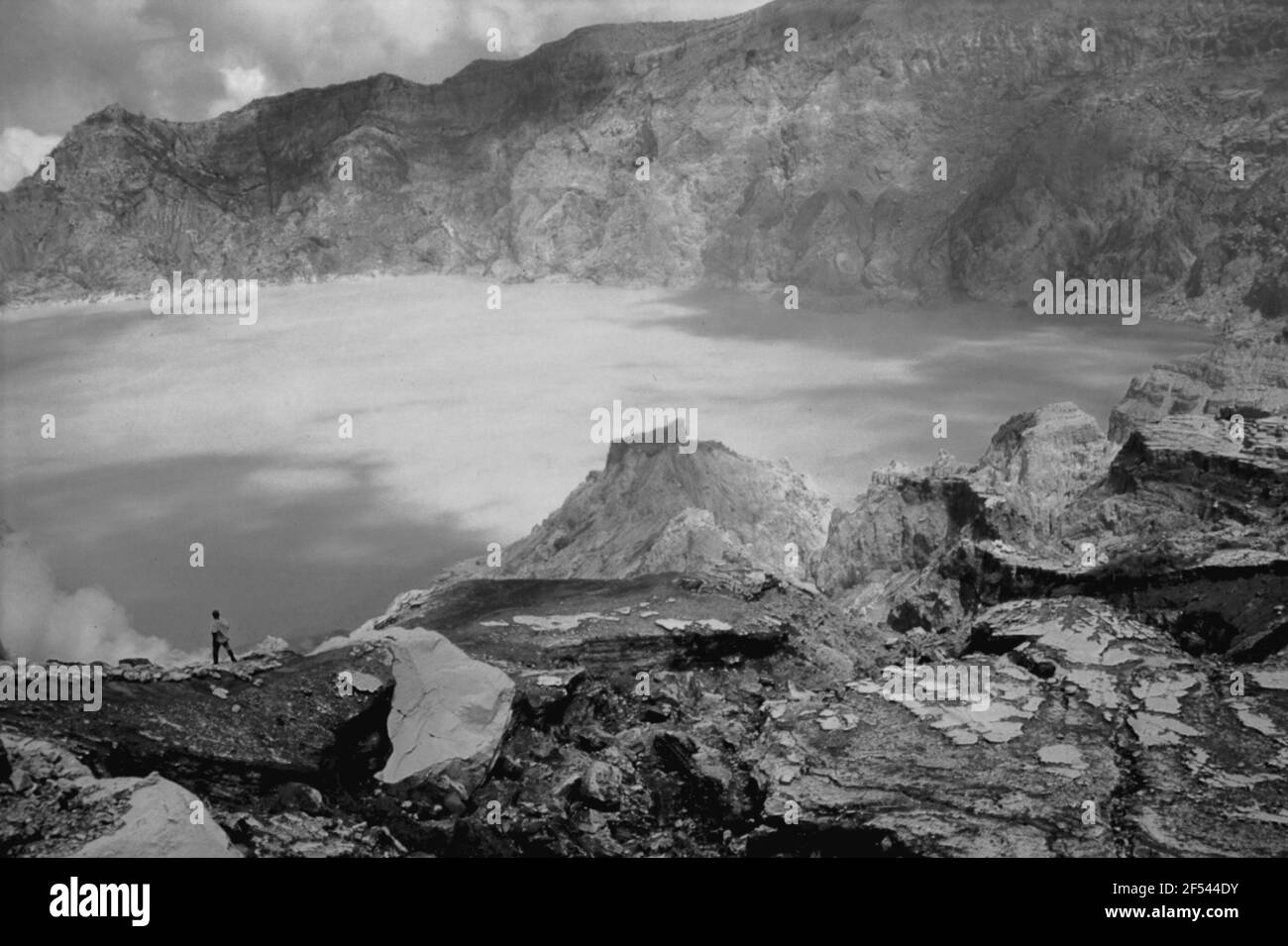 Il lago di caldera del vulcano Ijen, con aeorosol solforico dalla fumarole si può vedere sull'angolo sinistro. Foto Stock