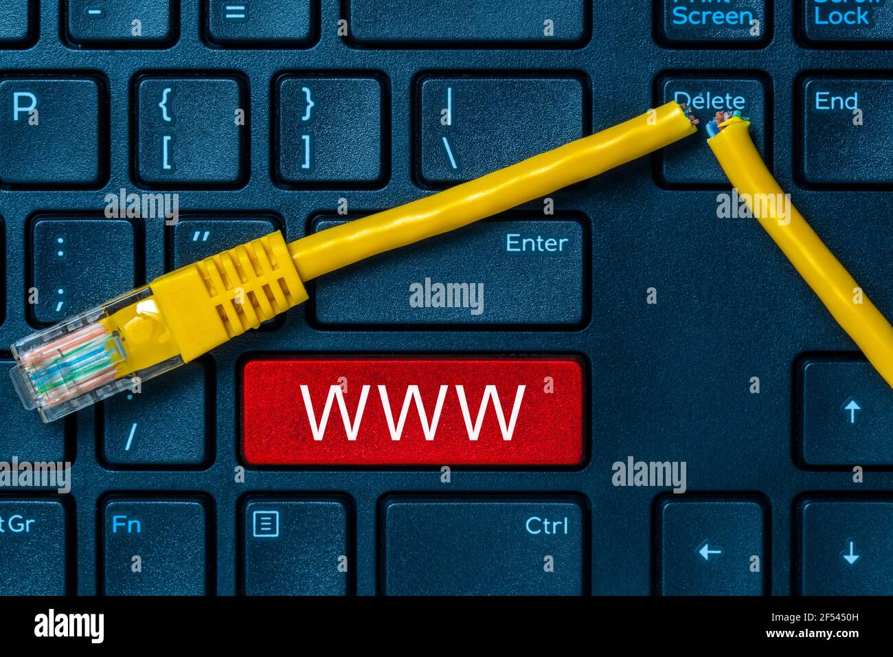 Internet o online Concept con www su tastiera per computer e tagliare il cavo internet. Censura e interruzione di Internet. Foto Stock