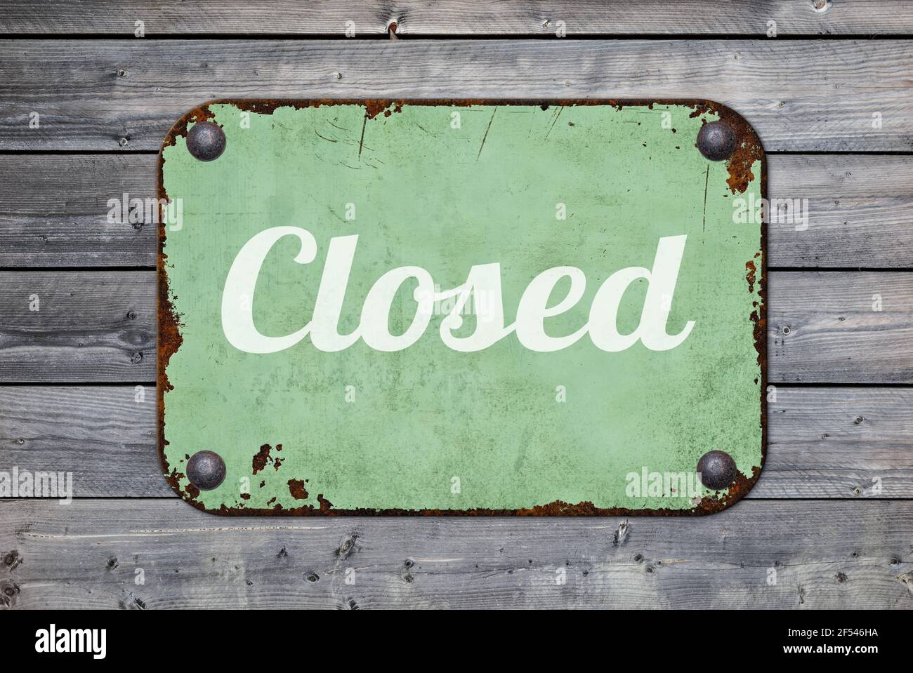 Cartello in stagno vintage su sfondo di legno - chiuso Foto Stock