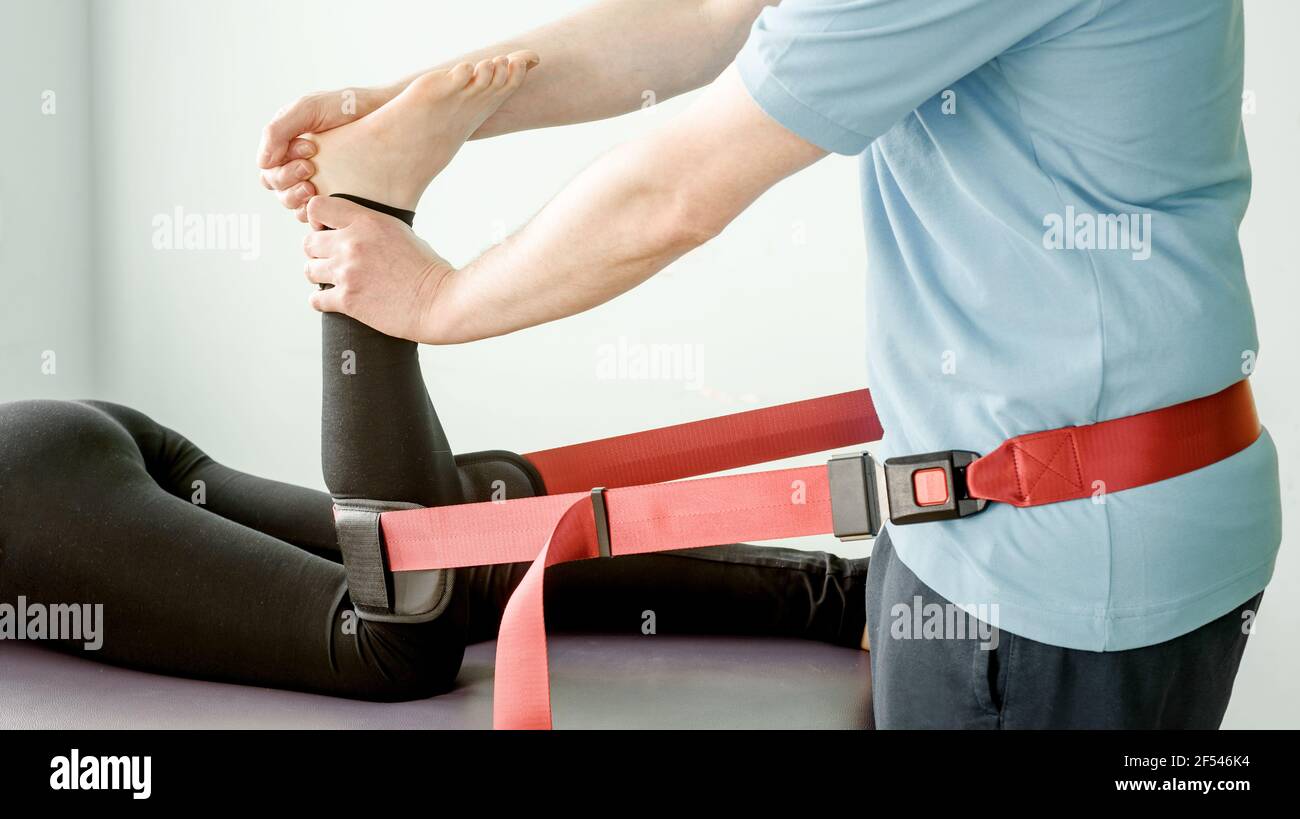 Trattamento di terapia fisica con cintura di mobilizzazione mulligan,  mobilizzazione articolare e trattamento del dolore Foto stock - Alamy