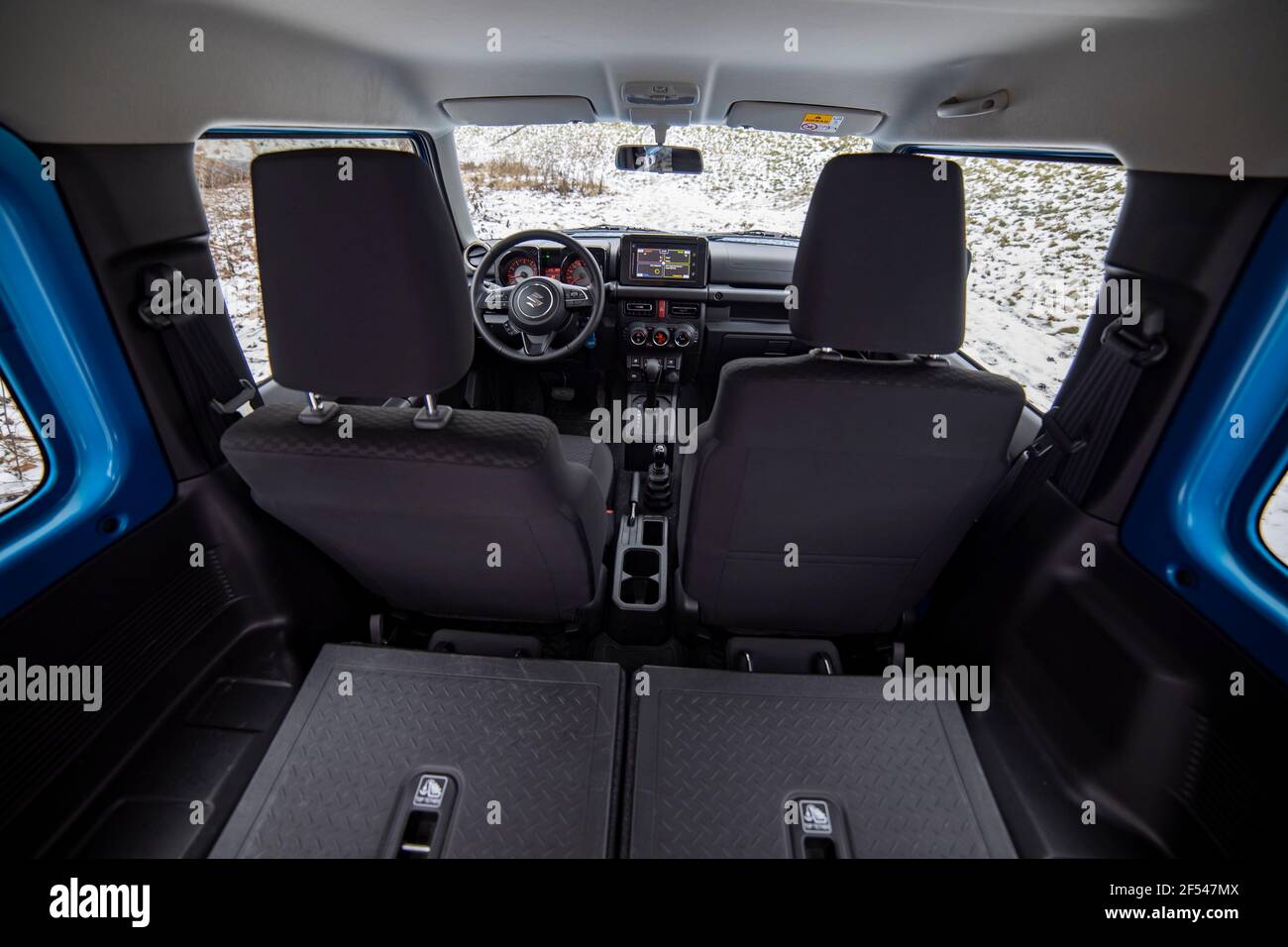 Mosca, Russia - 24 gennaio 2020: Interno di un mini-SUV Suzuki Jimmy vista dal bagagliaio sui sedili anteriori e cruscotto Foto Stock