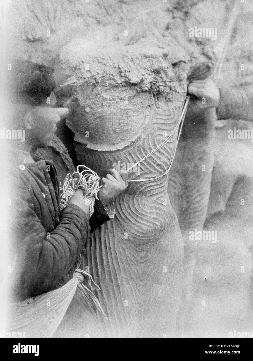 Cina. Spedizione Asia Centrale 1927/1928. Rawak Vihara (città rovina). Takla Makan. Rawak Stupa. Plastica stucco con pieghe ondulate (pozzetto 420-581). Visualizza con uomo locale Foto Stock