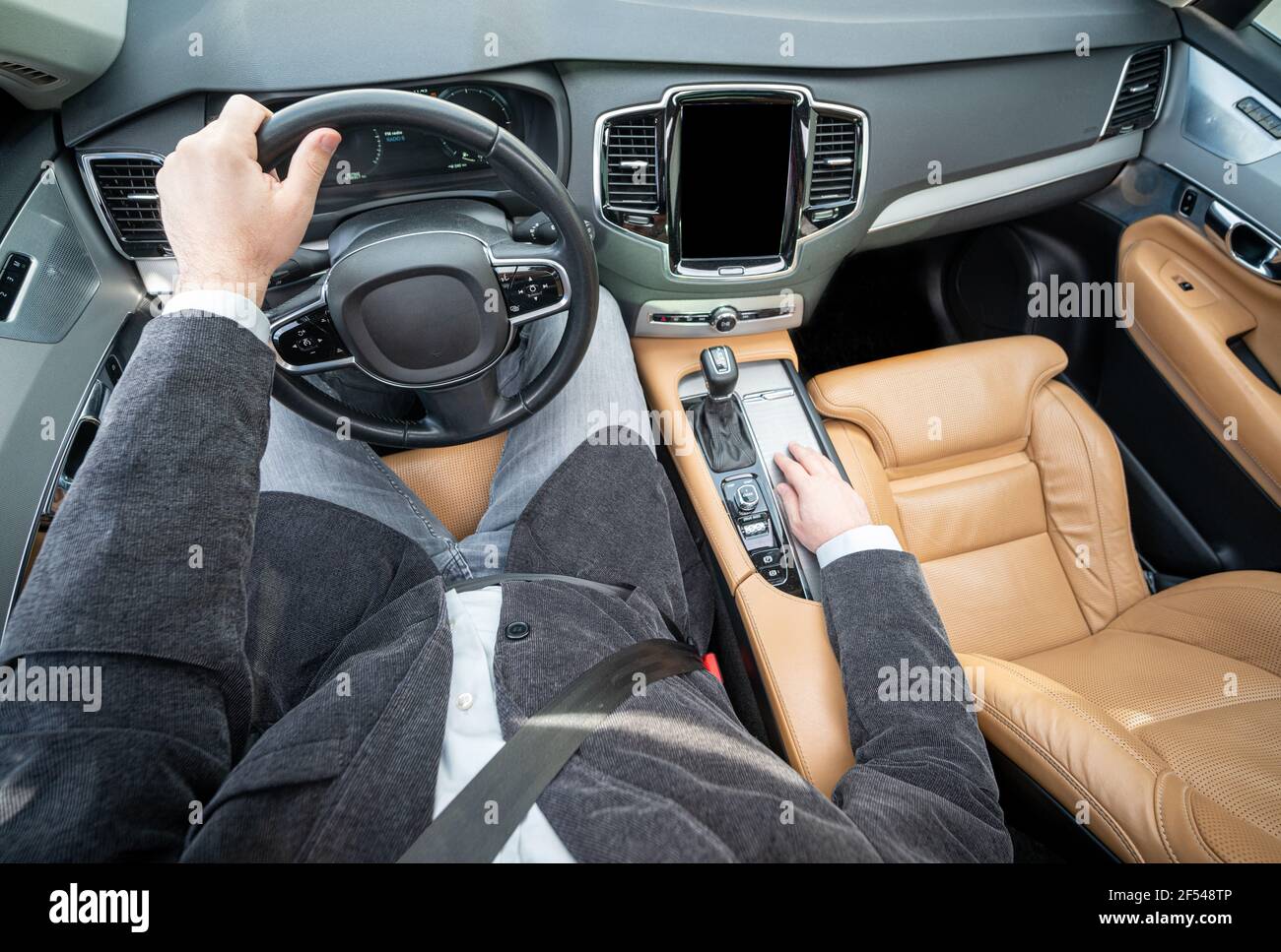 Divertente grandangolo di un driver maschile in auto di lusso Foto Stock