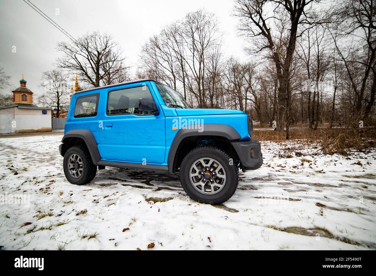 Mosca, Russia - 24 gennaio 2020: Testdrive nuovo mini SUV Suzuki Jimmy Foto statiche nella foresta invernale Foto Stock