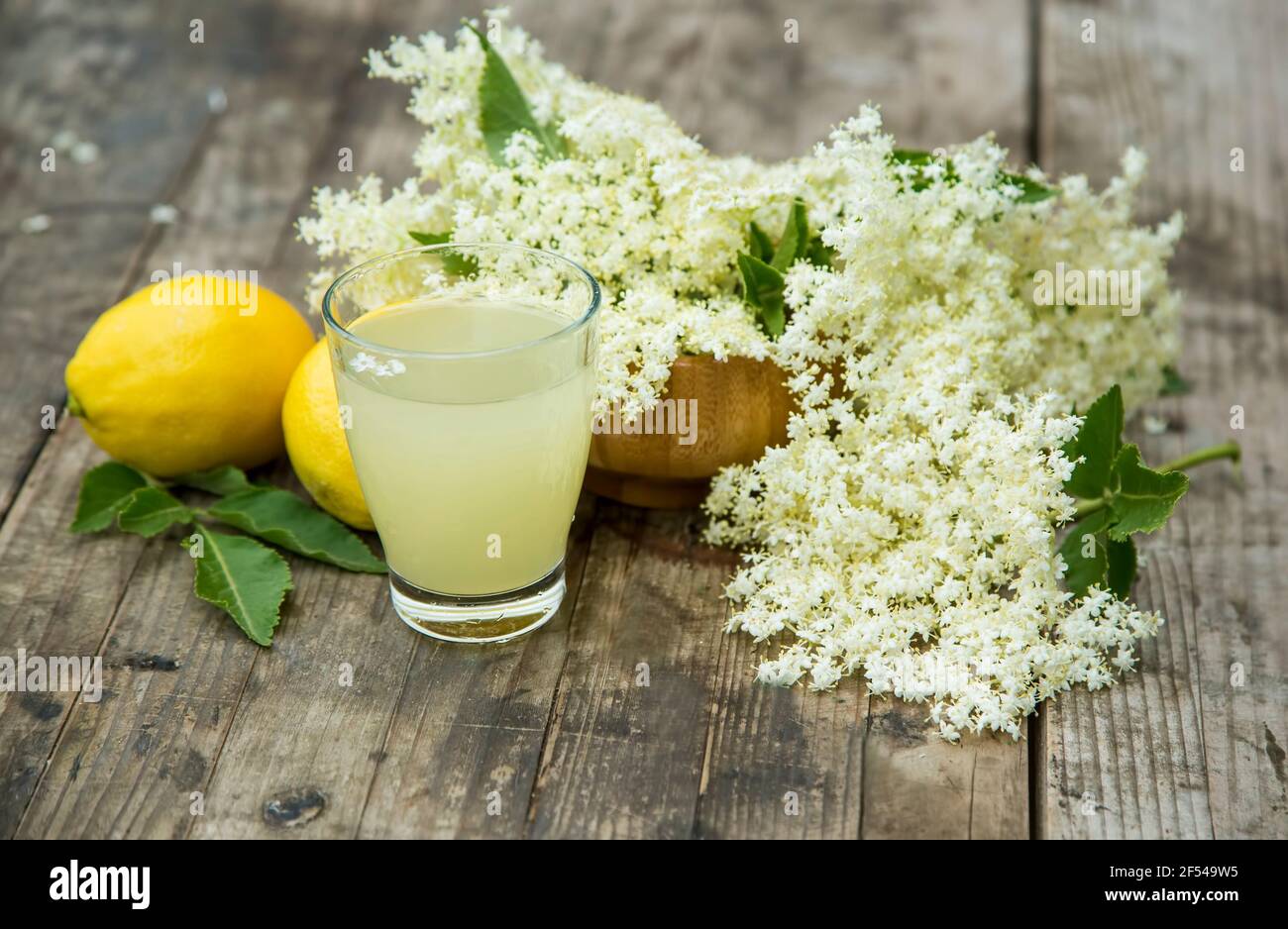 Limonata fresca di fiori di sambuco e limone o succo fermentato cordiale,  sano antiossidante fatto in casa con limoni e fiori freschi Foto stock -  Alamy