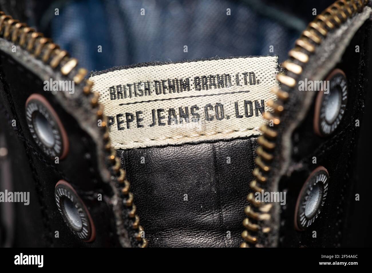 British Denim Brand Ltd. Pepe Jeans Co. London etichetta scarpe, zip e occhielli in metallo su uomo nero stivali in pelle dettaglio primo piano Foto Stock