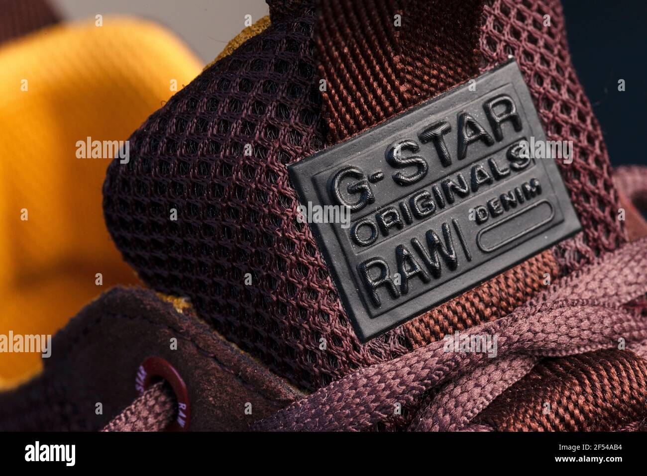 Etichetta G-Star Raw sul colore bordeaux scarpe casual uomo vicino dettagli su Foto Stock
