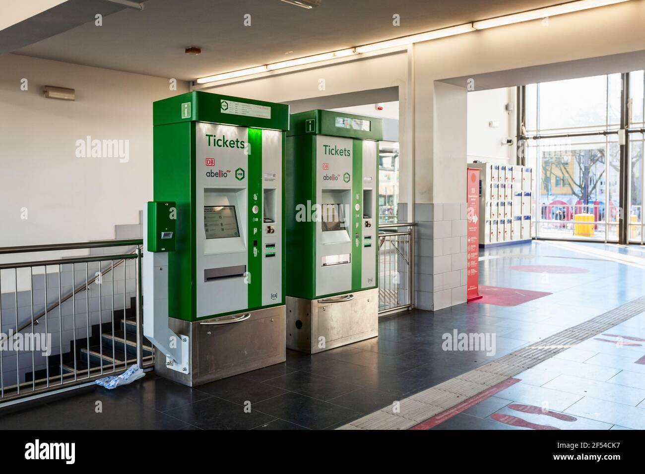 SOLINGEN, GERMANIA - 06 MARZO 2021: Interno della stazione ferroviaria centrale di Solingen, Hauptbahnhof, Nord Reno-Westfalia, Germania. Macchinette per biglietti, scala a Foto Stock