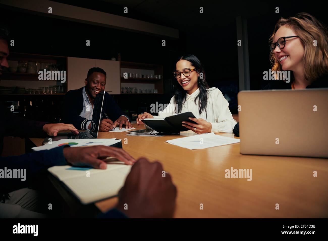 Gruppo di persone diverse che discutono su un nuovo progetto aziendale in ufficio Foto Stock