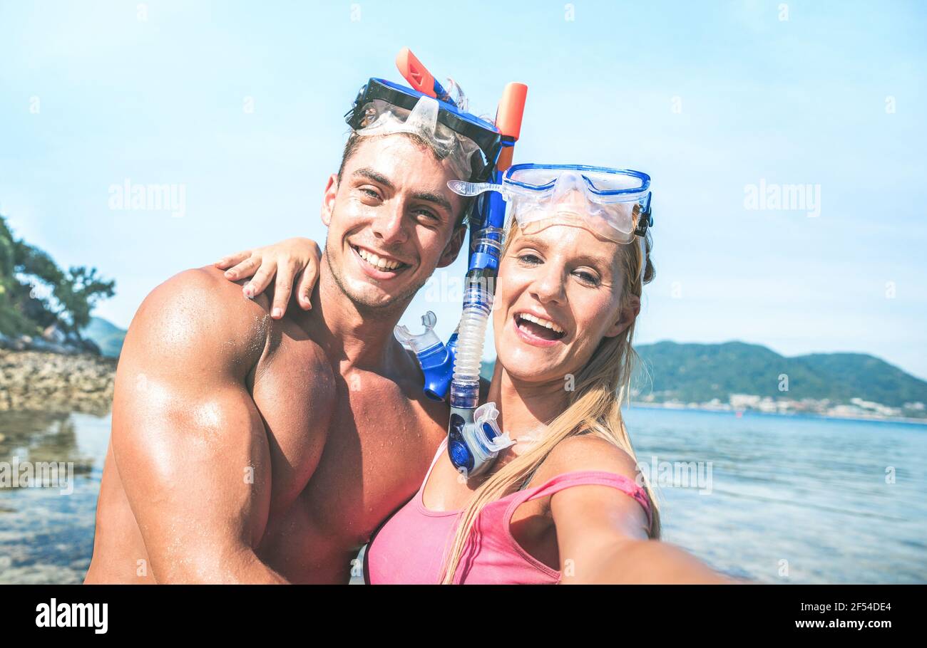 Giovane felice coppia innamorata di selfie in escursione tropicale Con macchina fotografica - gita in barca snorkeling in scenari esotici - concetto di stile di vita giovanile Foto Stock