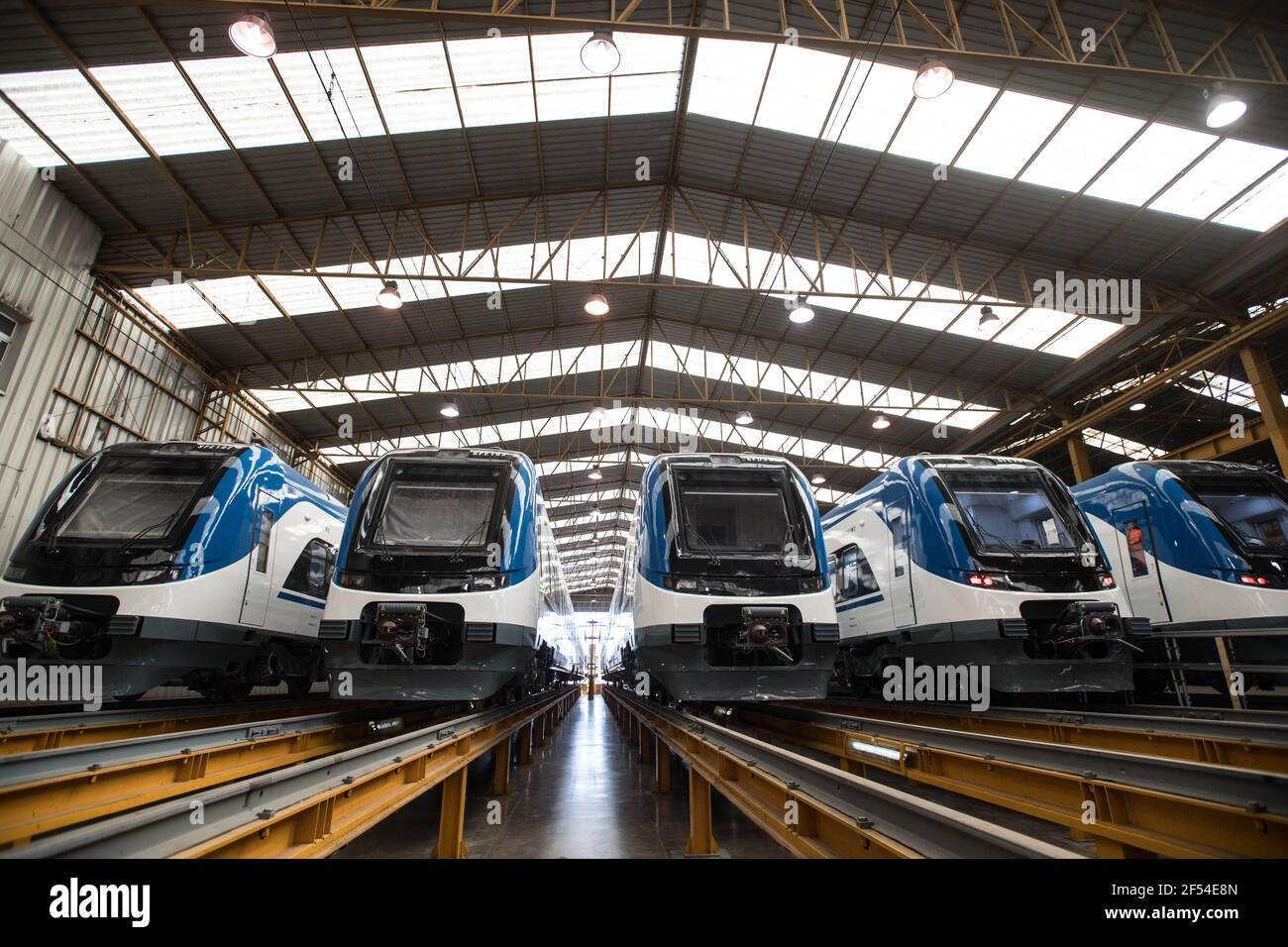 SANTIAGO, 24 marzo 2021 (Xinhua) -- Foto scattata il 23 marzo 2021 mostra parte dei treni cinesi presentati alla Stazione Centrale di Santiago, Cile. Martedì il governo cileno ha svelato 15 treni cinesi come una delle "tappe più importanti" in un ambizioso piano per rinnovare le ferrovie del paese per il trasporto merci e passeggeri. La flotta, fatta su misura con un investimento di 87 milioni di dollari per le linee che serviranno, andrà a beneficio di 1.2 milioni di persone, trasporto e il ministro delle Telecomunicazioni Gloria Hutt ha detto durante la presentazione dei treni alla Stazione Centrale Foto Stock