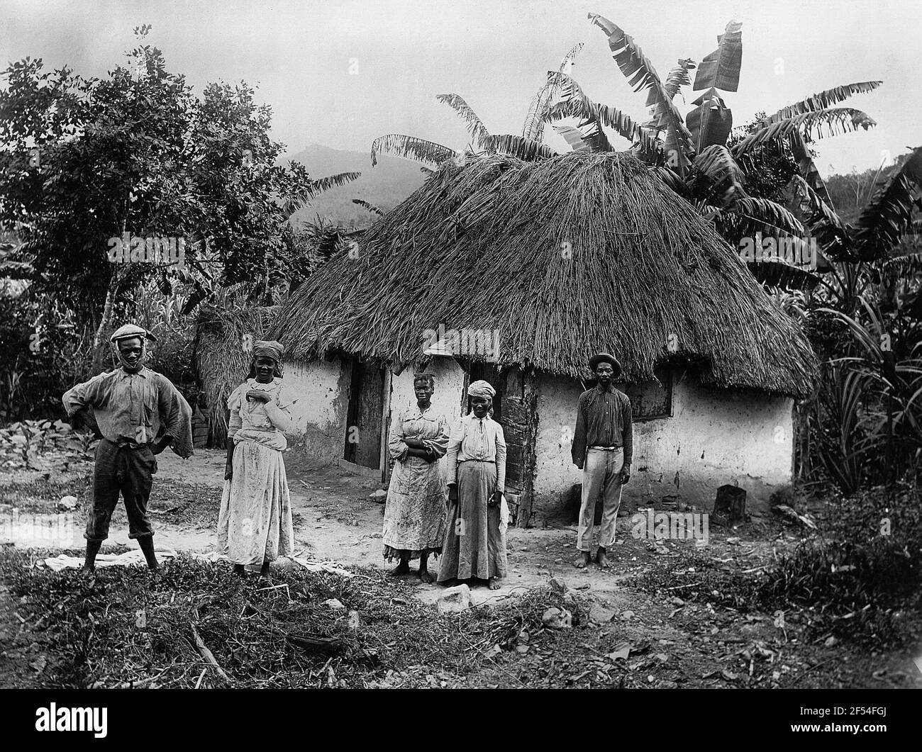 Viaggi nel mondo. Repubblica Dominicana. Donne e uomini di argilla paglia-imballata Donne e uomini di fronte alla capanna di argilla paglia-imballata Foto Stock