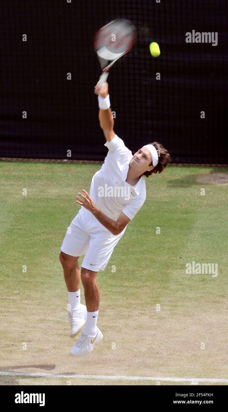 WIMBLEDON CAMPIONATI DI TENNIS 2008. 7° GIORNO 30/6/2008 RODGER FEDERER DURANTE LA SUA PARTITA CON L.HEWITT. IMMAGINE DAVID ASHDOWN Foto Stock