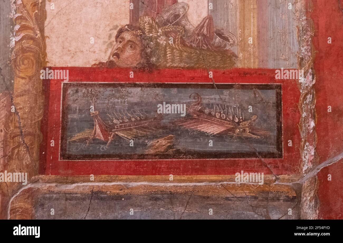 NAPOLI, ITALIA - 13 GIUGNO 2019: NAPOLI, ITALIA - GIUGNO, 13, 2019: un affresco di navi da cucina della casa dei vettii di pompei Foto Stock