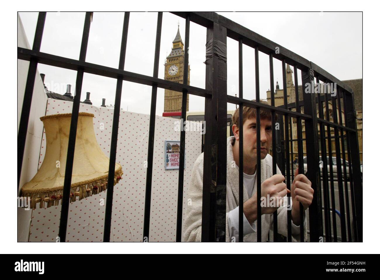 Amnesty International & Liberty dimostrano fuori dal Parlamento contro la prevenzione del terrorismo Bill.UNA cellula domestica è stata creata sul Parlamento verde come parte della demo. pic David Sandison 9/3/2004 Foto Stock