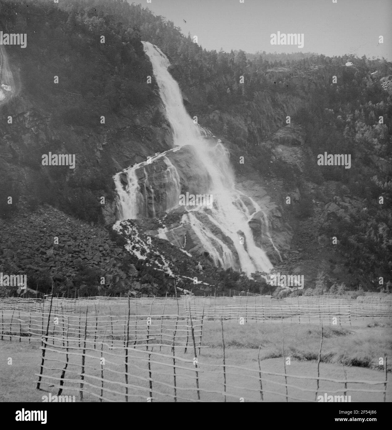 Norvegia. Paesaggio fiordo con cascata Foto Stock