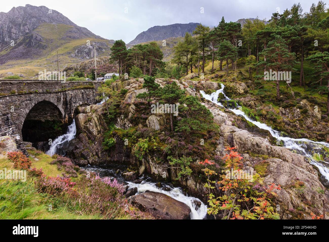 Cascata di Pont Pen-y-benglog A5 ponte stradale sul fiume Afon Ogwen nel Parco Nazionale di Snowdonia a fine estate. Ogwen, Conwy. Galles del Nord, Regno Unito, Gran Bretagna Foto Stock