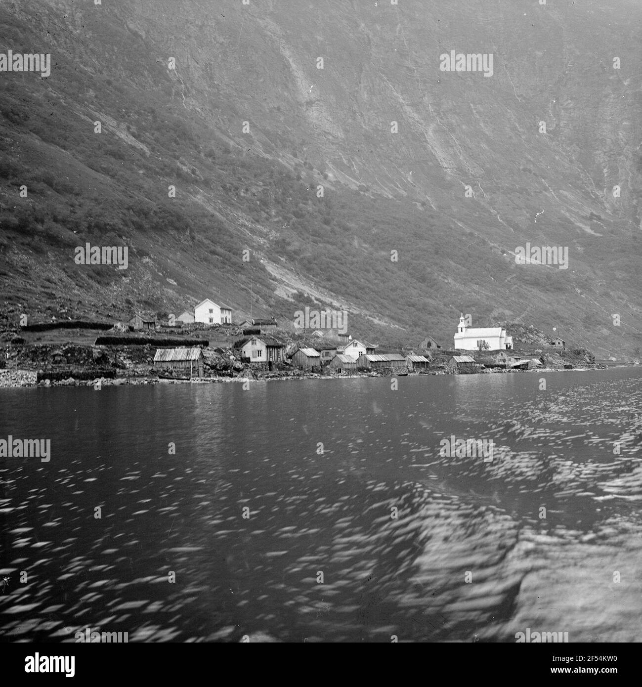 Norvegia. Paesaggio fiordo. Vista sulla riva con un insediamento con chiesa Foto Stock