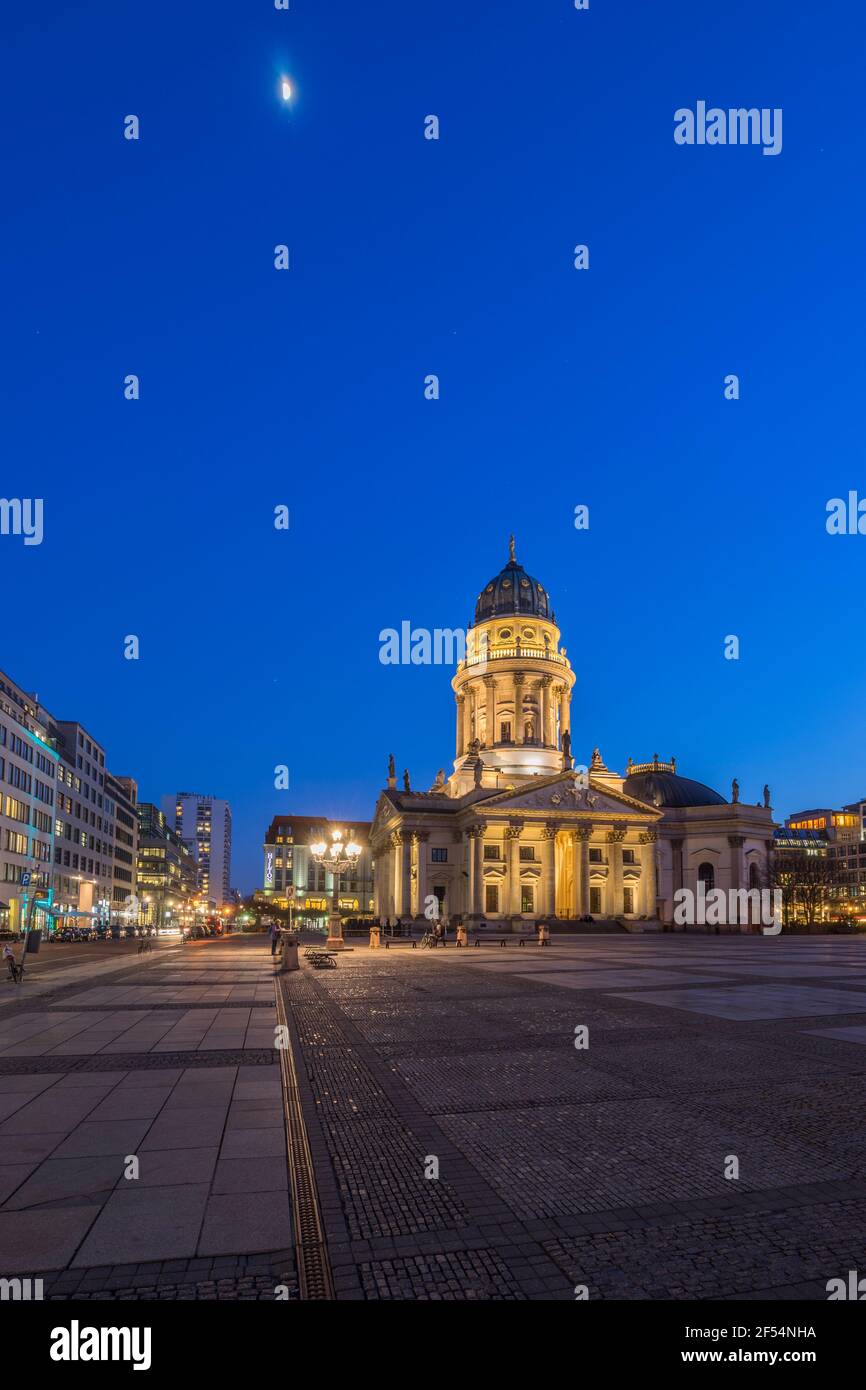 Geografia / viaggio, Germania, Berlino, cattedrale tedesca a Gendarmenmarkt in serata, diritti aggiuntivi-clearance-Info-non-disponibile Foto Stock