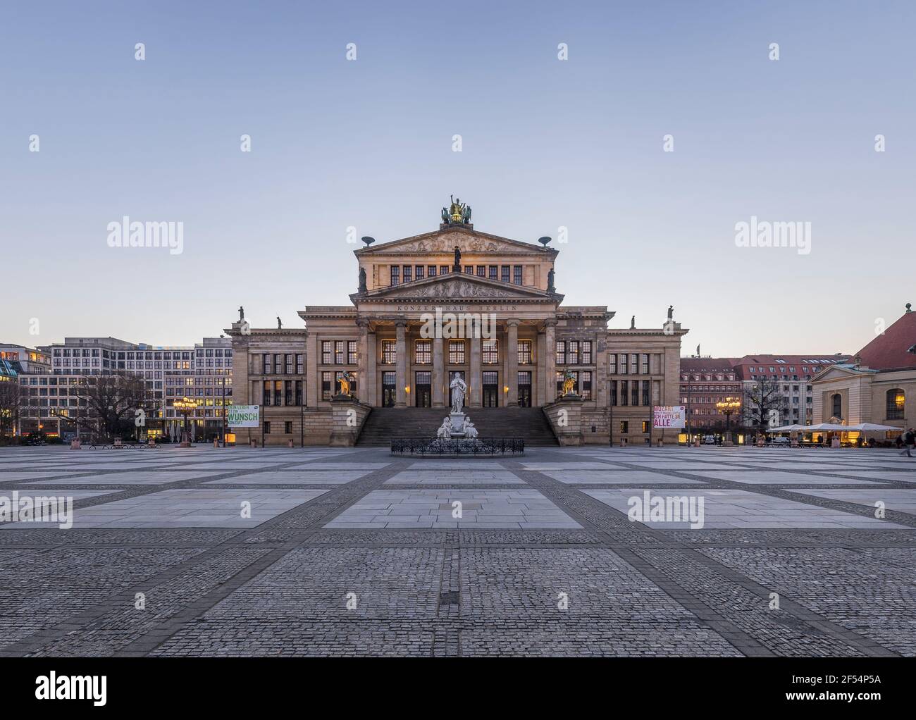 Geografia / viaggio, Germania, Berlino, casa da concerto a Gendarmenmarkt in serata, diritti aggiuntivi-clearance-Info-non-disponibile Foto Stock